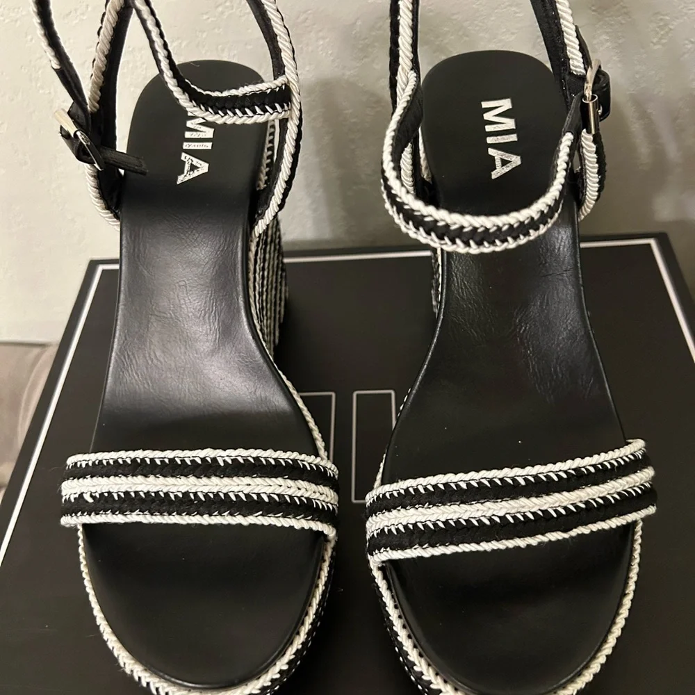 Mia Allda Wedge Women’s Shoe Size 7 Black and White - Picture 2 of 5